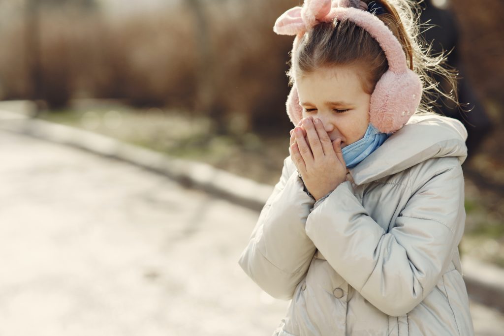 Enfant qui éternue