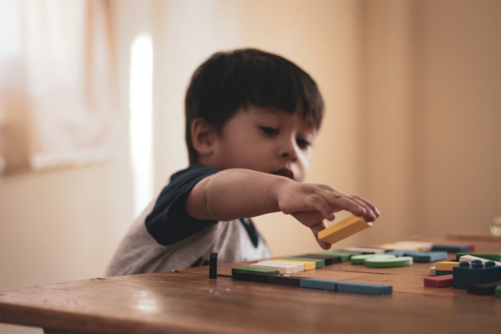 Enfant jouant à un jeu de construction