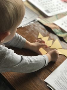 Un jeu d'éveil très utilisé par les écoles Montessori : le Tangram