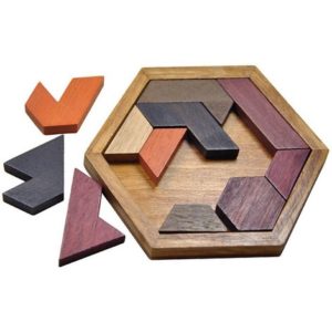 Le Tangram est un puzzle fait de blocs en bois multi-color